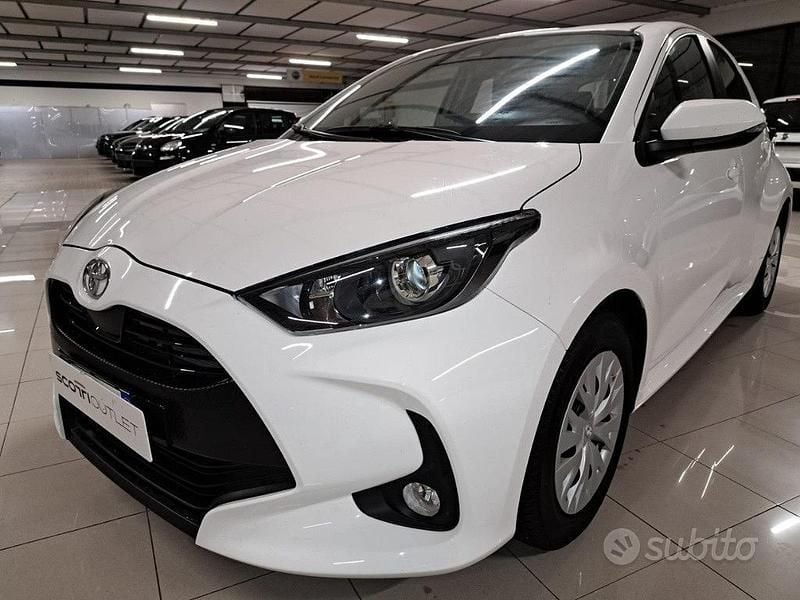 Bianco Usata 2022 Toyota Yaris Active Tre volumi | 14.900 € (Buon prezzo) - Immagine 1/3