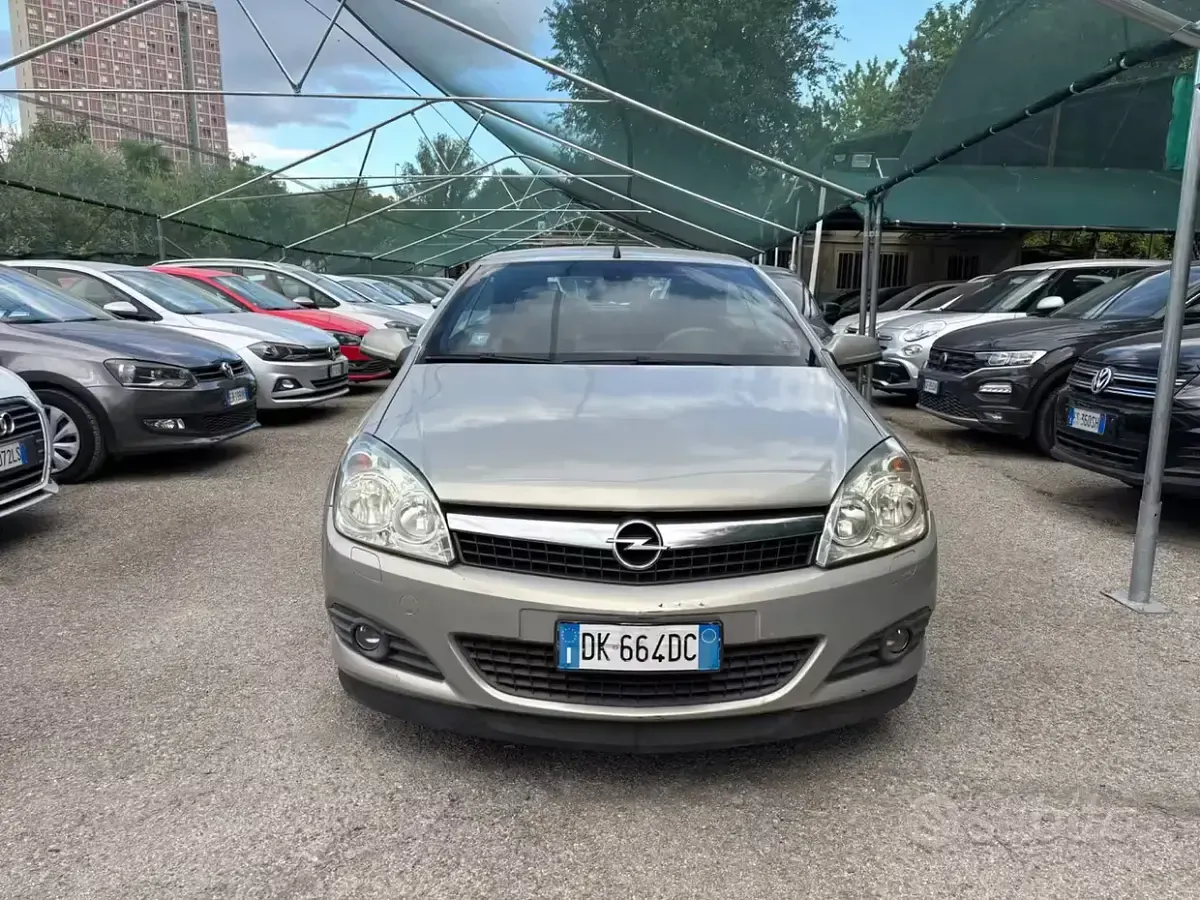 Usata Opel Astra Cabriolet Cosmo 115 CV (84 kW) 2007 Marrone Cabrio