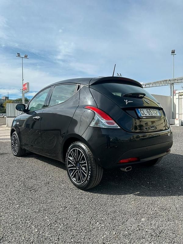 Usata Lancia Ypsilon Gold 69 CV (50 kW) 2022 Nero Utilitaria