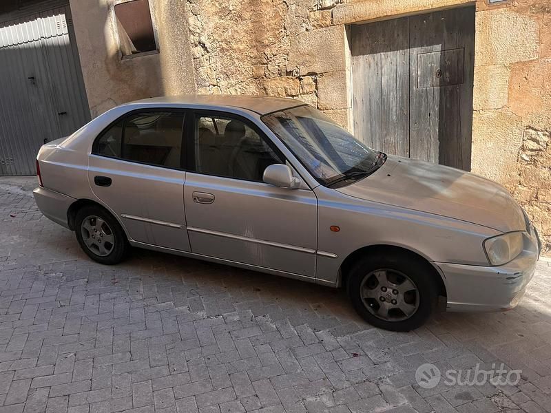 Grigio Usata 2002 Hyundai Accent GLS Tre volumi | 900 € - Immagine 1/4