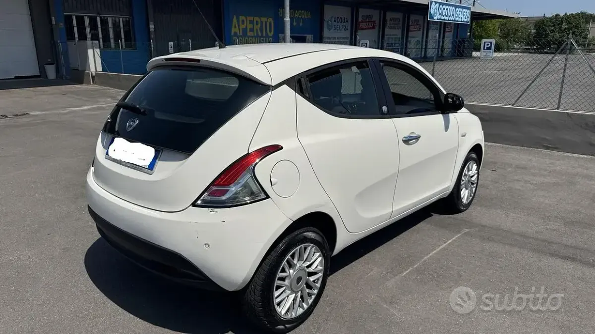 Usata Lancia Ypsilon 80 CV (58 kW) 2015 Bianco Utilitaria