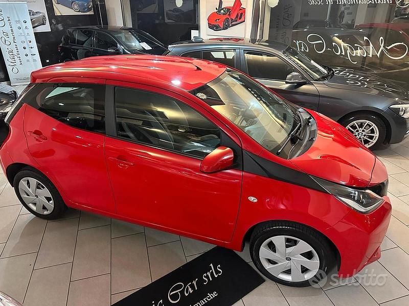 Usata Toyota Aygo X-wave 69 CV (50 kW) 2015 Rosso Utilitaria
