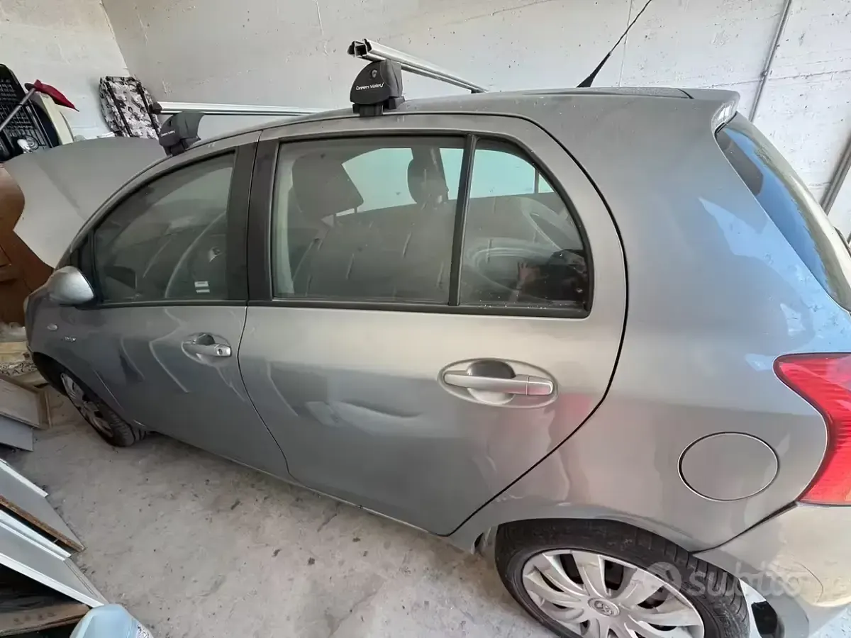 Usata Toyota Yaris 69 CV (50 kW) 2007 Grigio Utilitaria
