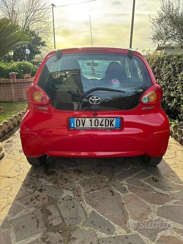 Rosso Usata 2009 Toyota Aygo Due volumi | 3400 € (Ottimo prezzo) - Immagine 1/4