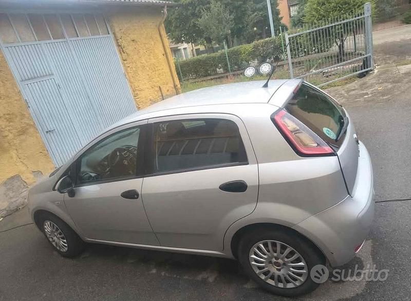 Grigio Usata 2014 Fiat Grande Punto Due volumi | 3500 € (Buon prezzo) - Immagine 1/4