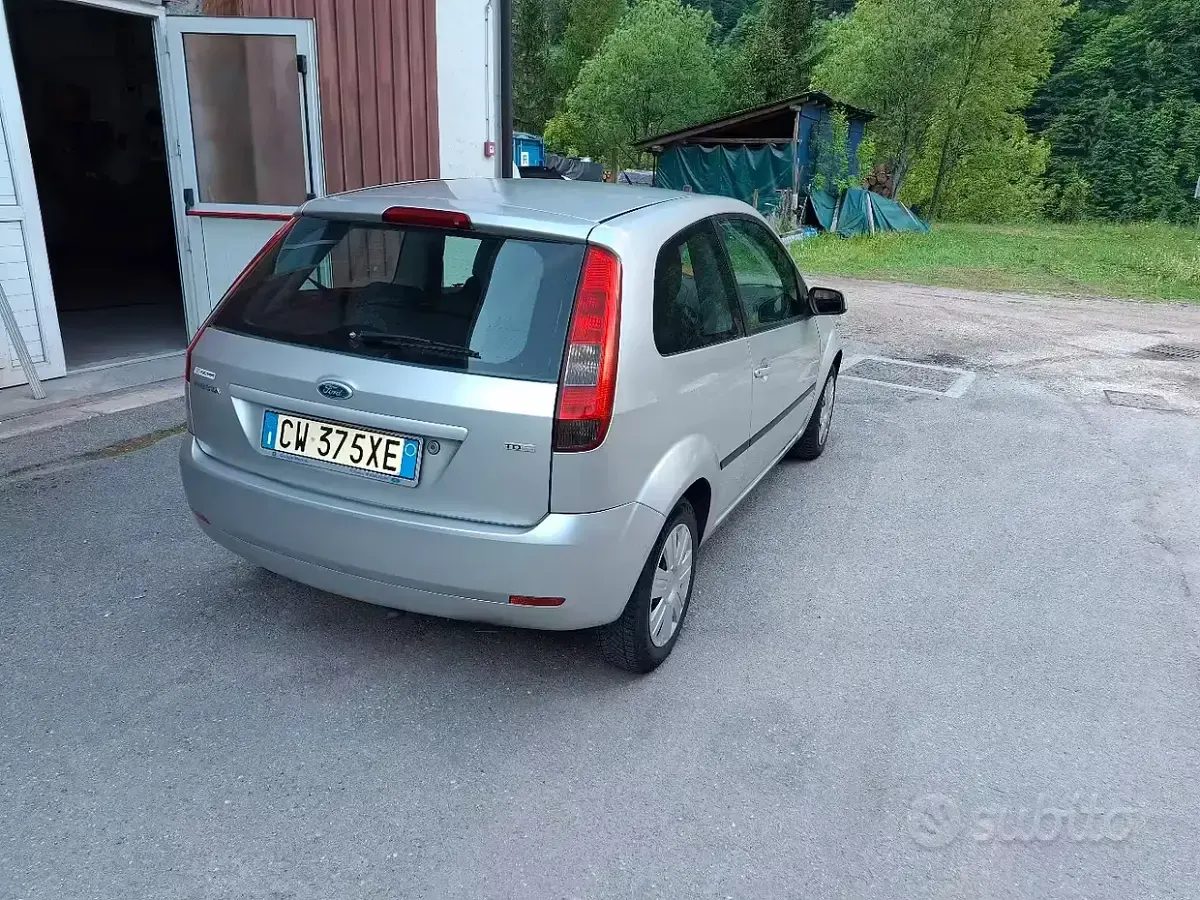 Usata Ford Fiesta 90 CV (66 kW) 2005 Utilitaria