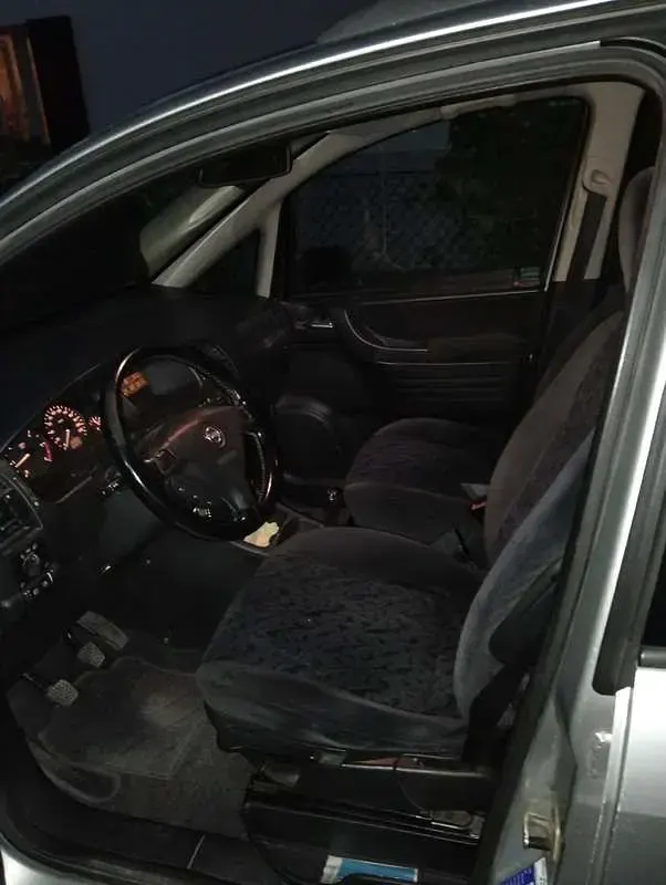 Usata Opel Zafira 82 CV (60 kW) 2000 Monovolume