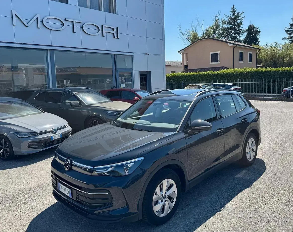 Usata VW Tiguan Life 131 CV (96 kW) 2024 Grigio SUV