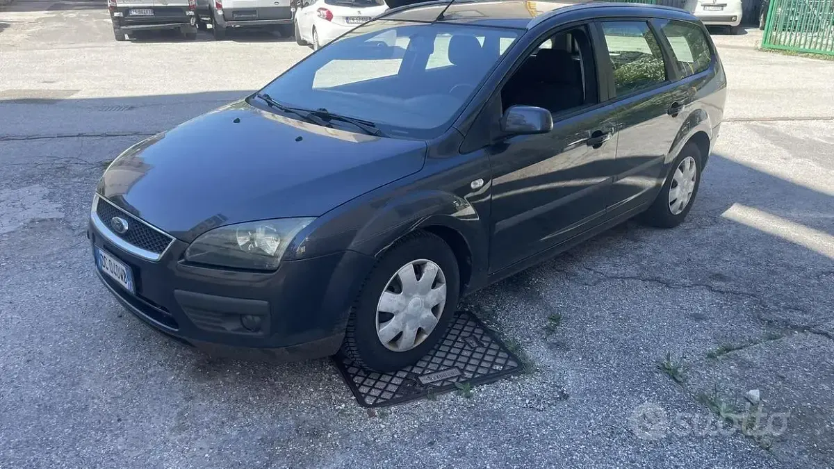 Usata Ford Focus 90 CV (66 kW) 2006 Grigio Station wagon