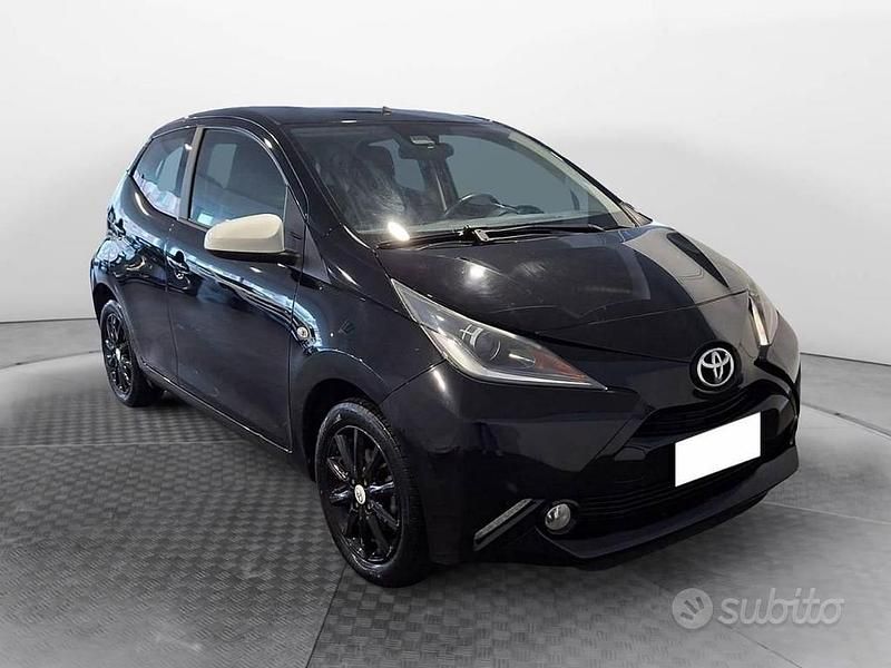 Usata Toyota Aygo Cool 69 CV (50 kW) 2017 Argento Utilitaria