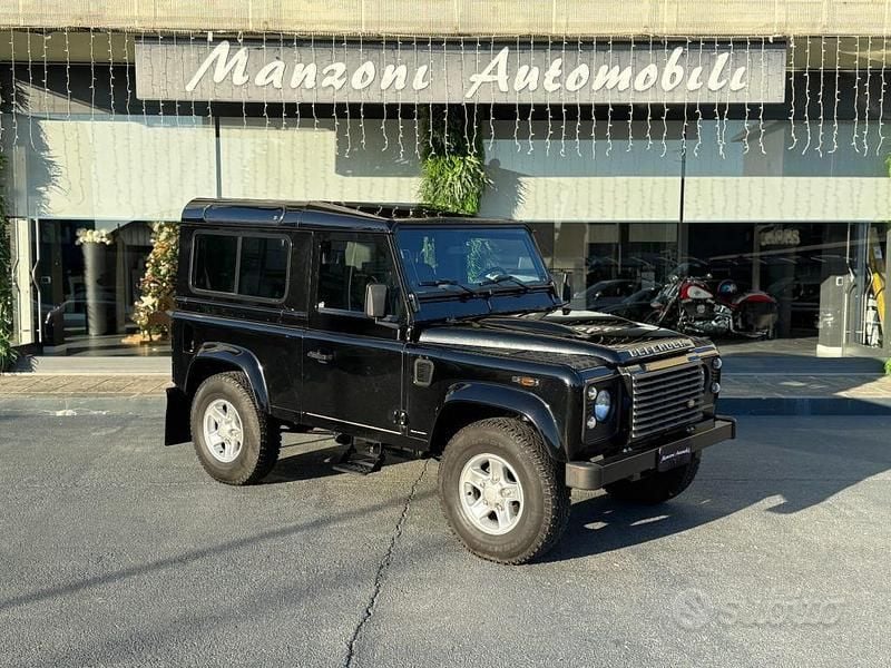 Nero Usata 2015 Land Rover Defender S Station wagon | 49.900 € (Buon prezzo) - Immagine 1/4