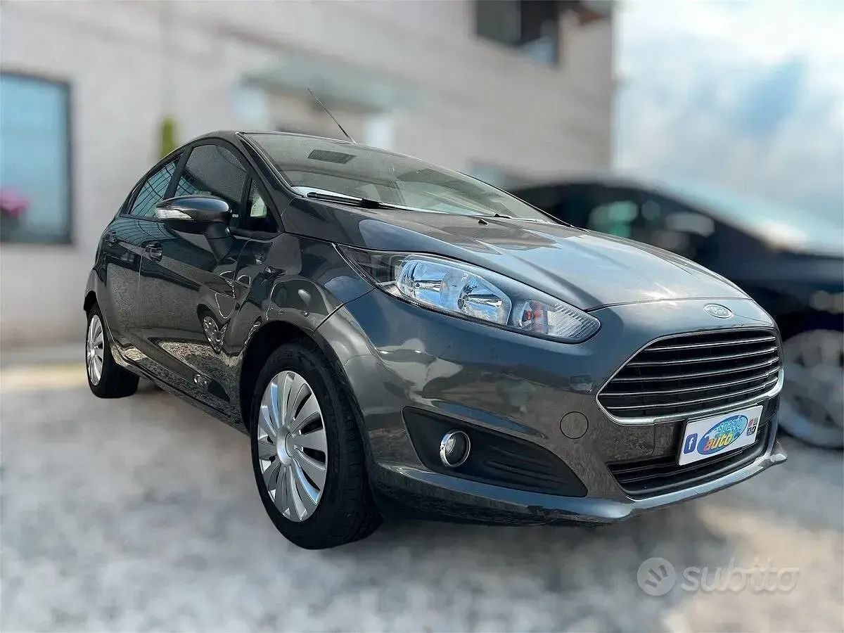 Usata Ford Fiesta Titanium 95 CV (69 kW) 2017 Grigio Utilitaria