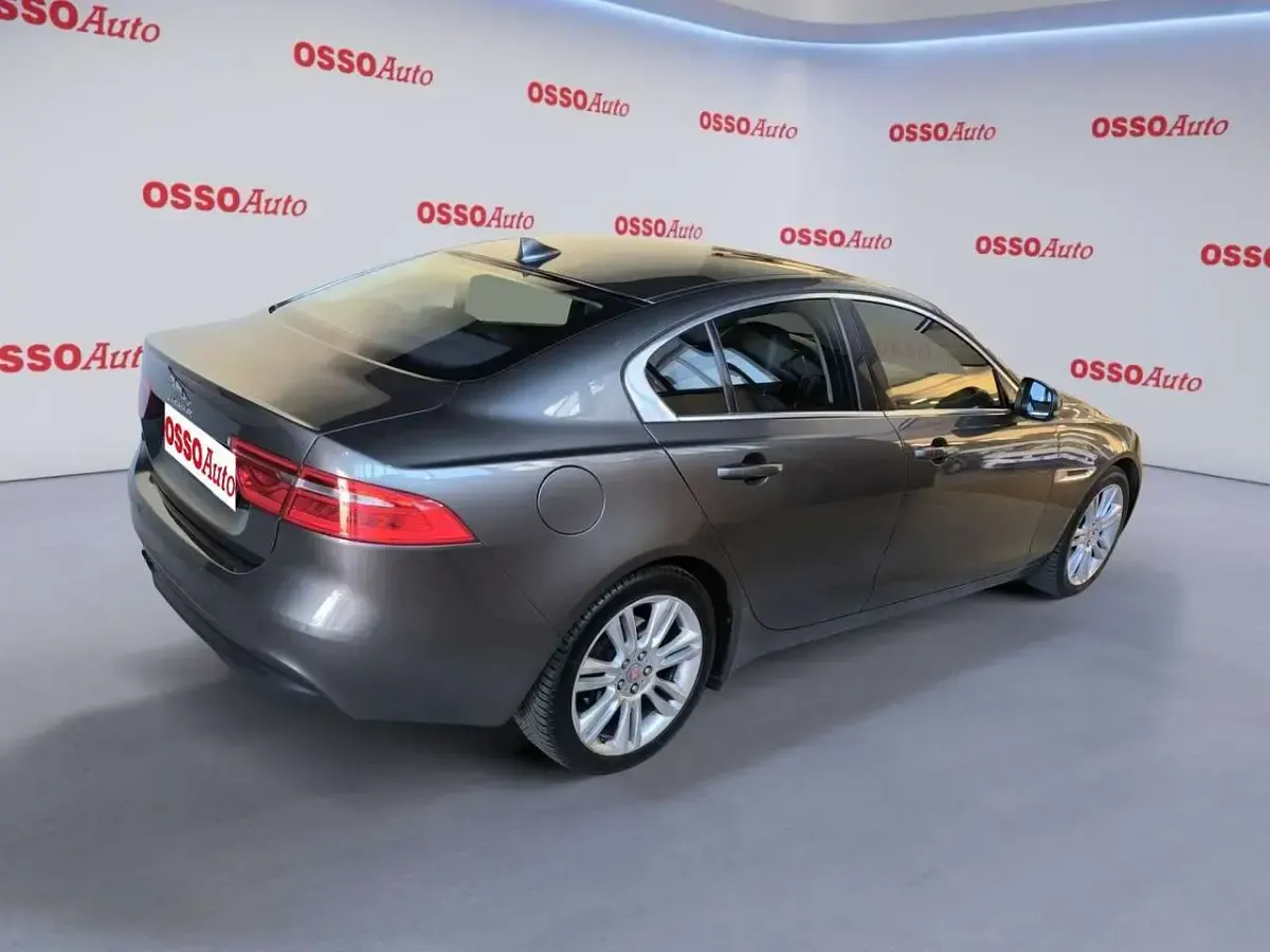Usata Jaguar XE 179 CV (131 kW) 2015 Grigio Berlina
