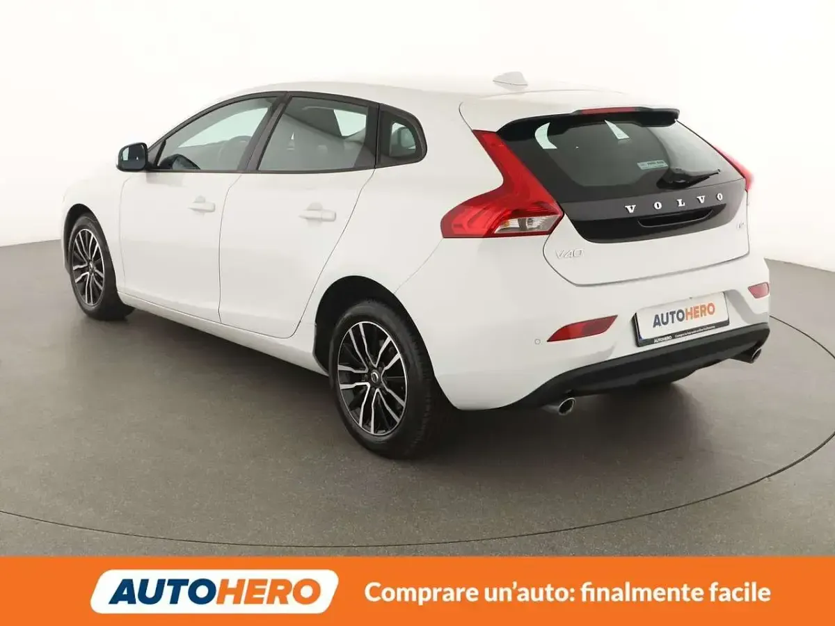 Usata Volvo V40 120 CV (88 kW) 2018 Bianco Berlina