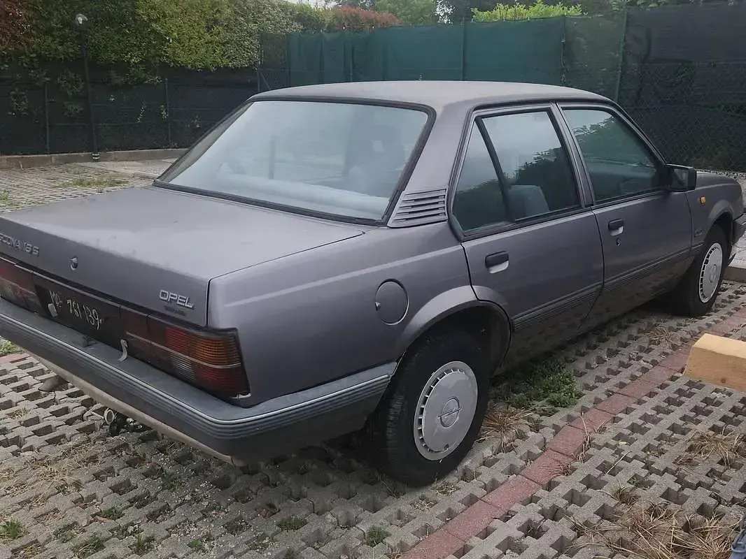 Usata Opel Ascona 82 CV (60 kW) 1988 Grigio Berlina