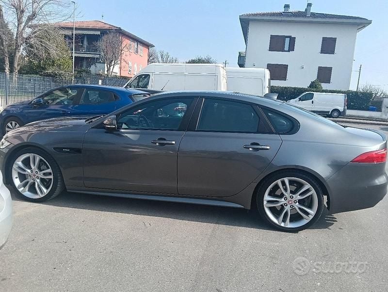 Usata Jaguar XF Prestige 180 CV (132 kW) 2017 Grigio Berlina