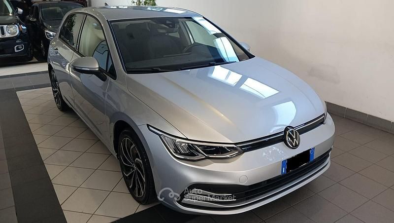 Usata VW Golf VIII Life 110 CV (80 kW) 2024 Argento Berlina
