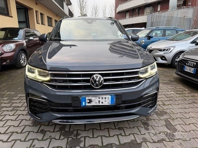 Usata VW Tiguan R-line 150 CV (110 kW) 2022 Grigio scuro SUV