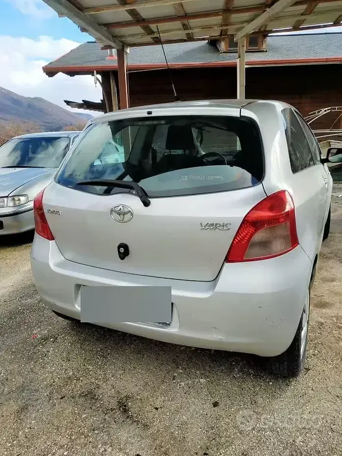 Usata Toyota Yaris 87 CV (63 kW) 2008 Grigio Utilitaria