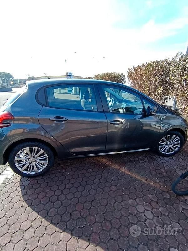 Usata Peugeot 208 82 CV (60 kW) 2016 Grigio Utilitaria