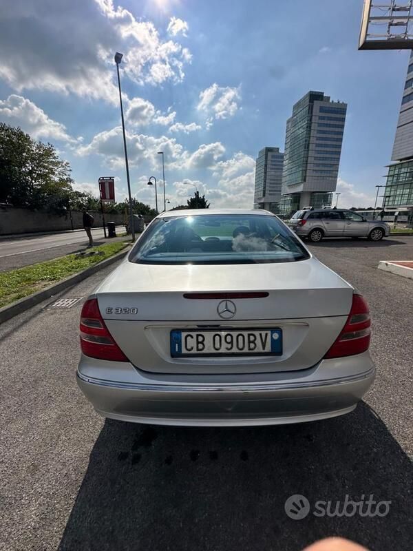 Begagnad Mercedes E320 Avantgarde 224 HK (164 kW) 2002 Silver Sedan