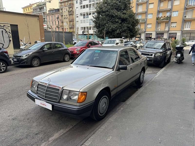 Usata Mercedes E200 122 CV (89 kW) 1986 Other Berlina
