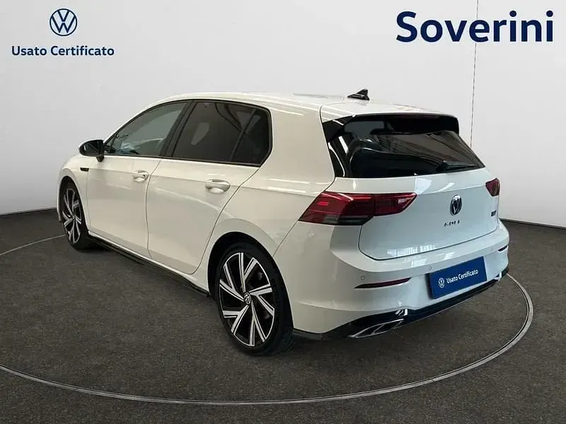 Usata VW Golf VIII R-line 150 CV (110 kW) 2021 Bianco Utilitaria