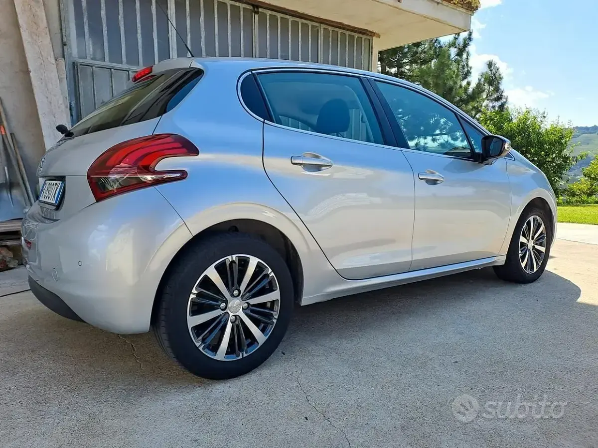 Usata Peugeot 208 92 CV (67 kW) 2017 Grigio Utilitaria