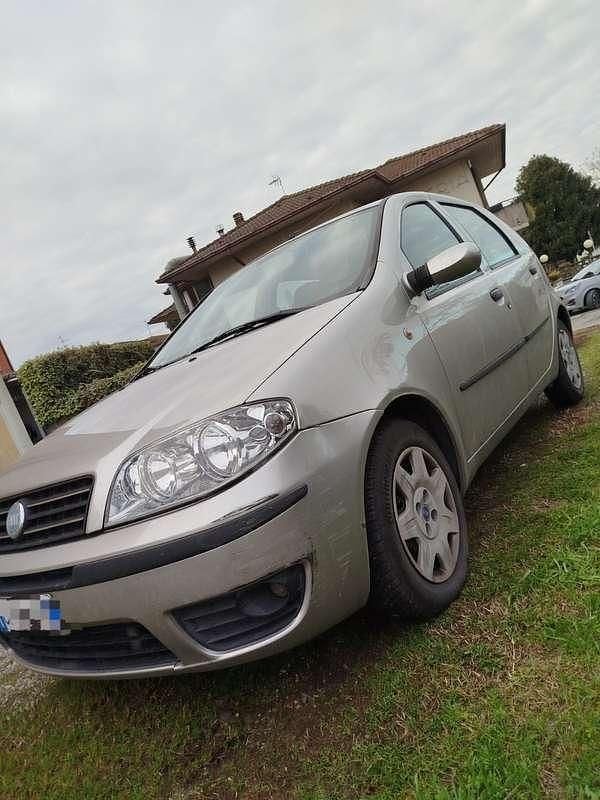 Grigio Usata 2004 Fiat Punto Tre volumi | 900 € (Ottimo prezzo) - Immagine 1/4