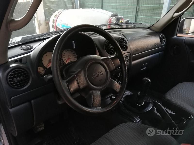 Usata Jeep Cherokee 143 CV (105 kW) 2002 Grigio SUV