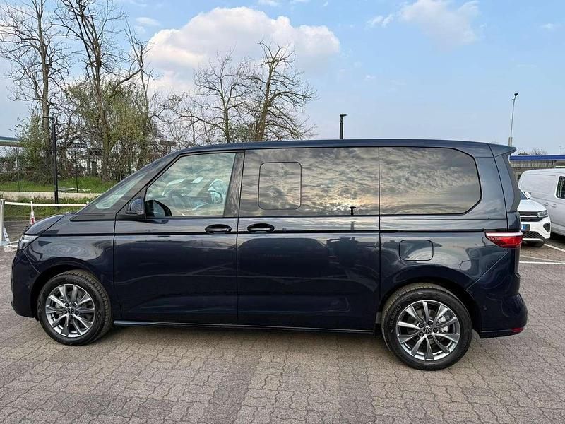 Nuova VW Multivan Life 245 CV (180 kW) 2026 Starlight blue metallizzato Furgone
