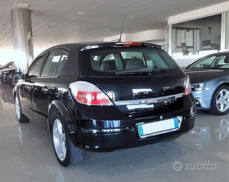 Usata Opel Astra Cosmo 101 CV (74 kW) 2006 Nero Berlina