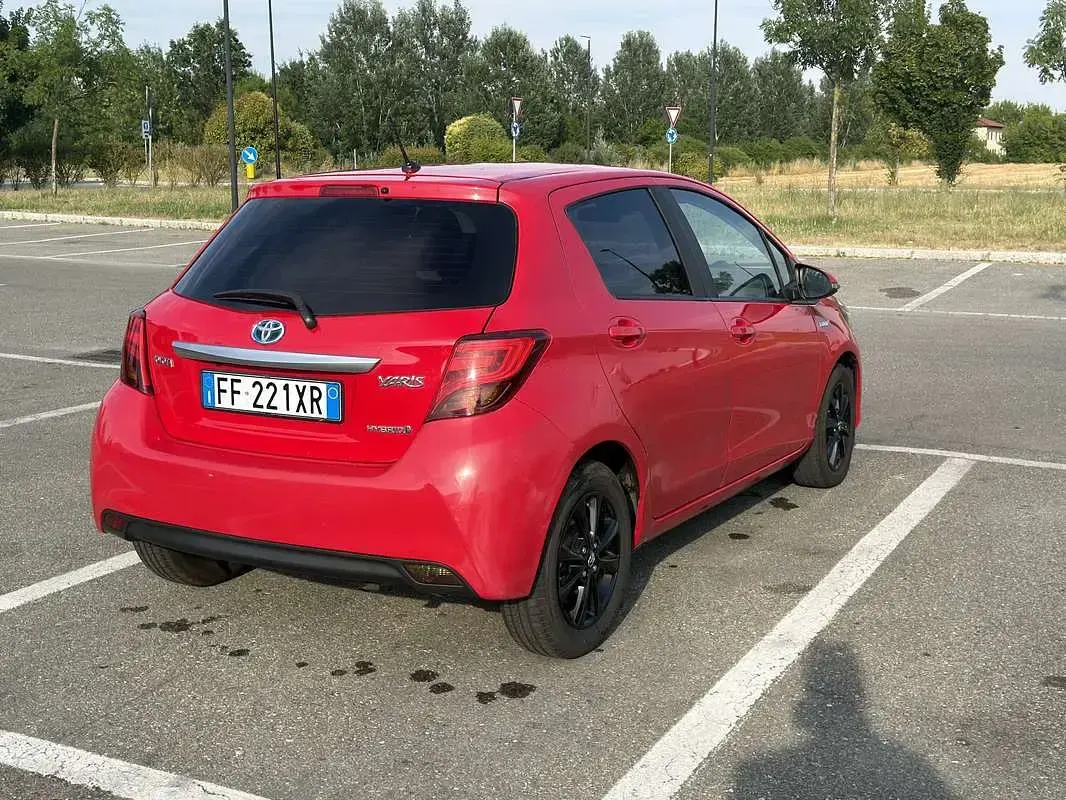 Usata Toyota Yaris Cool 99 CV (72 kW) 2016 Rosso Berlina