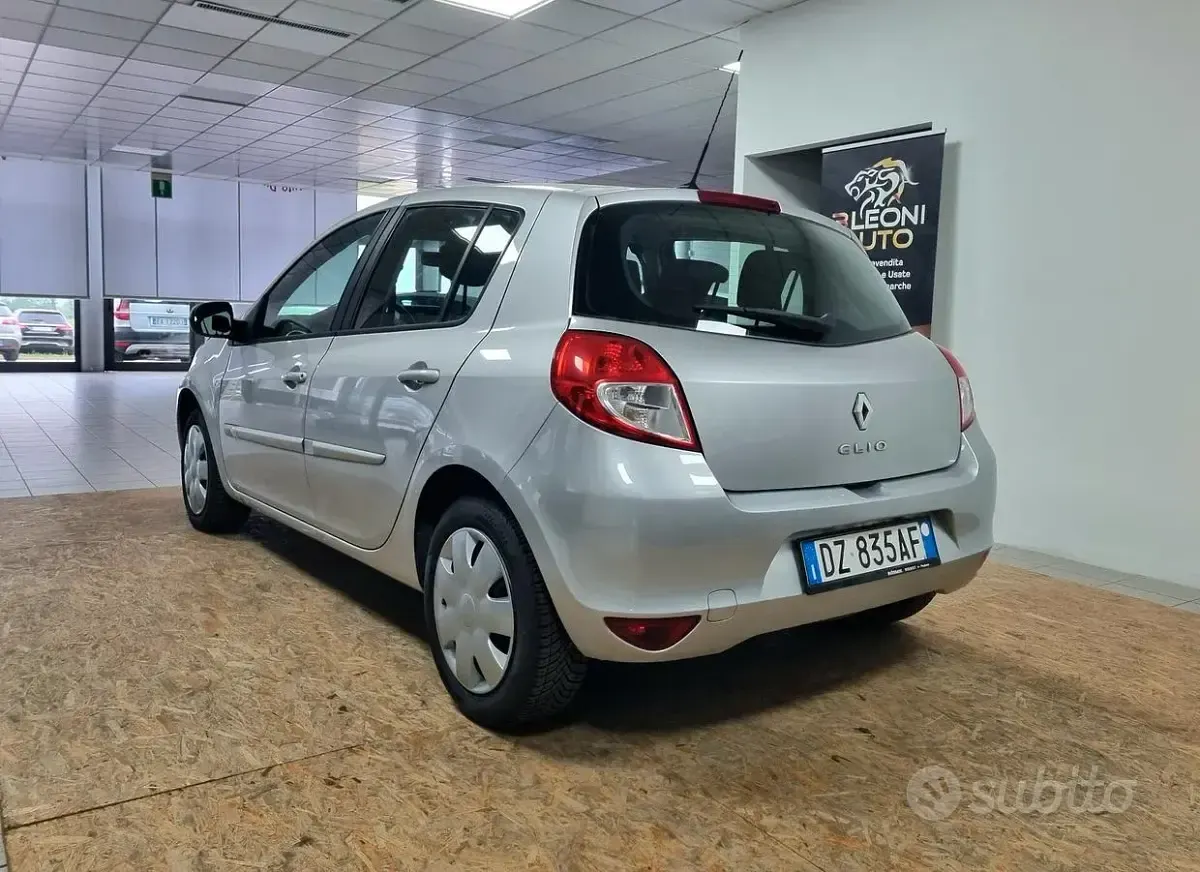 Usata Renault Clio II Dynamique 72 CV (52 kW) 2009 Grigio Berlina
