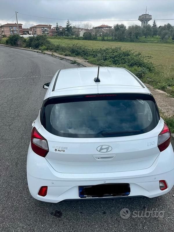 Usata Hyundai i10 67 CV (49 kW) 2024 Bianco Utilitaria