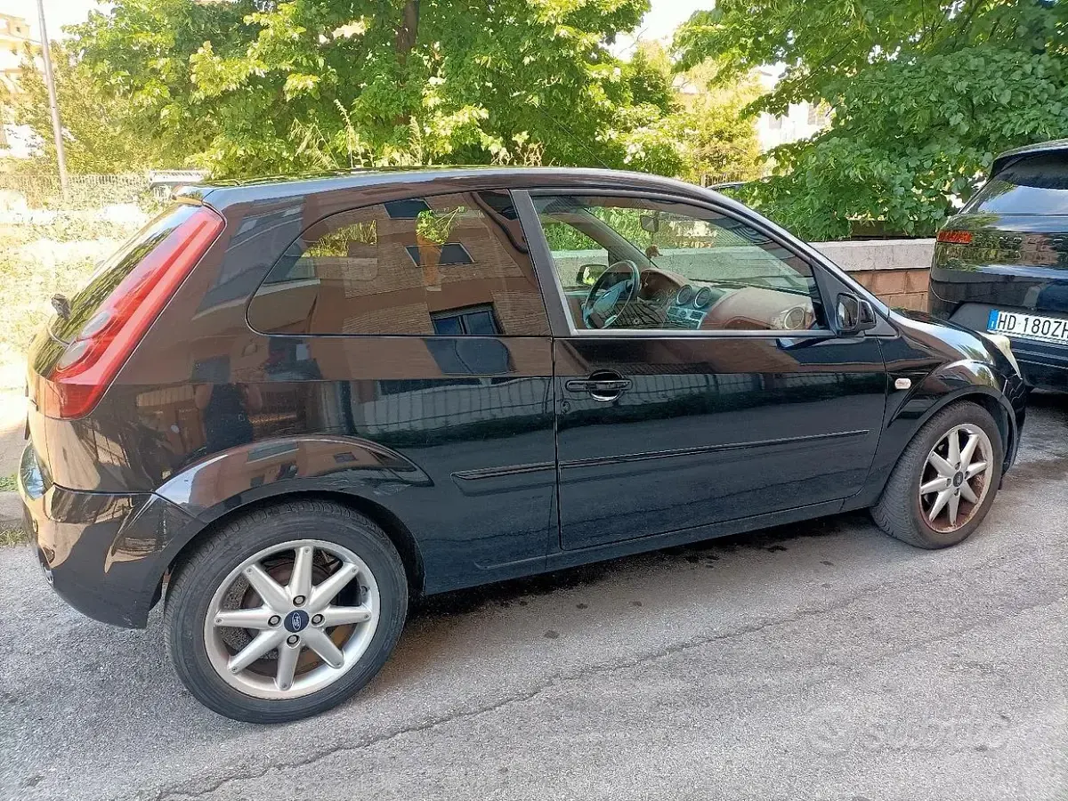 Usata Ford Fiesta 68 CV (50 kW) 2007 Nero Utilitaria