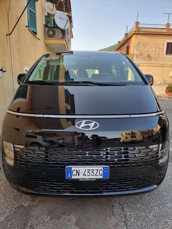 Nero Usata 2023 Hyundai Staria Monovolume | 33.500 € (Ottimo prezzo) - Immagine 1/4