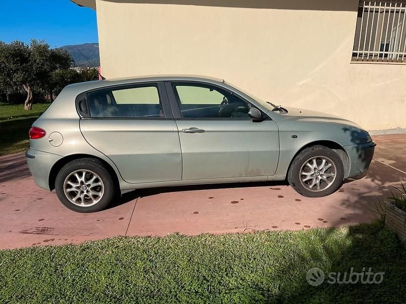 Usata Alfa Romeo 147 105 CV (77 kW) 2002 Grigio Utilitaria