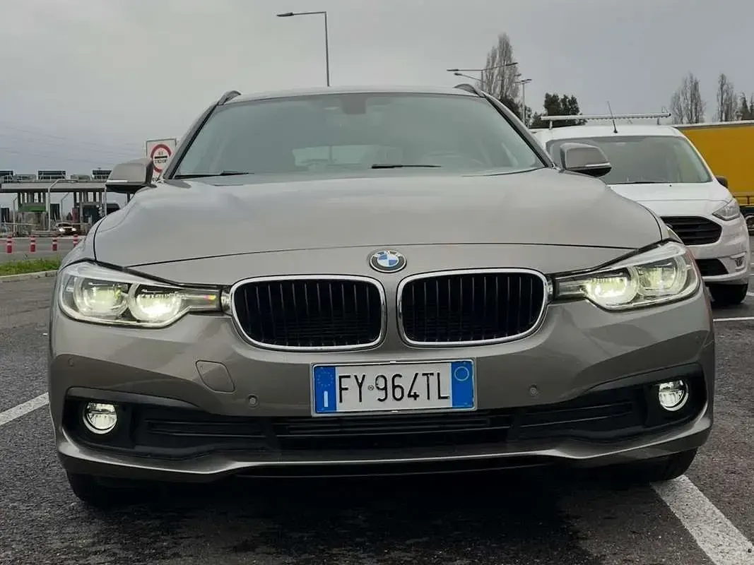 Usata BMW 318 150 CV (110 kW) 2019 Grigio Station wagon
