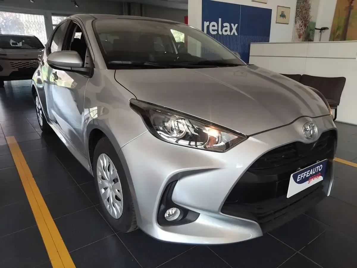 Usata Toyota Yaris Business Edition 72 CV (52 kW) 2023 Argento Utilitaria