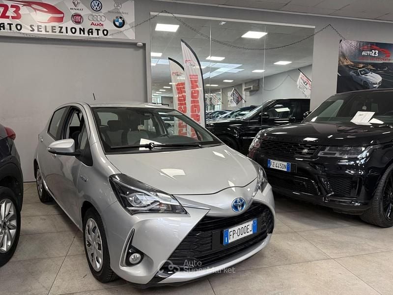 Usata Toyota Yaris Hybrid Active 73 CV (53 kW) 2018 Grigio Berlina