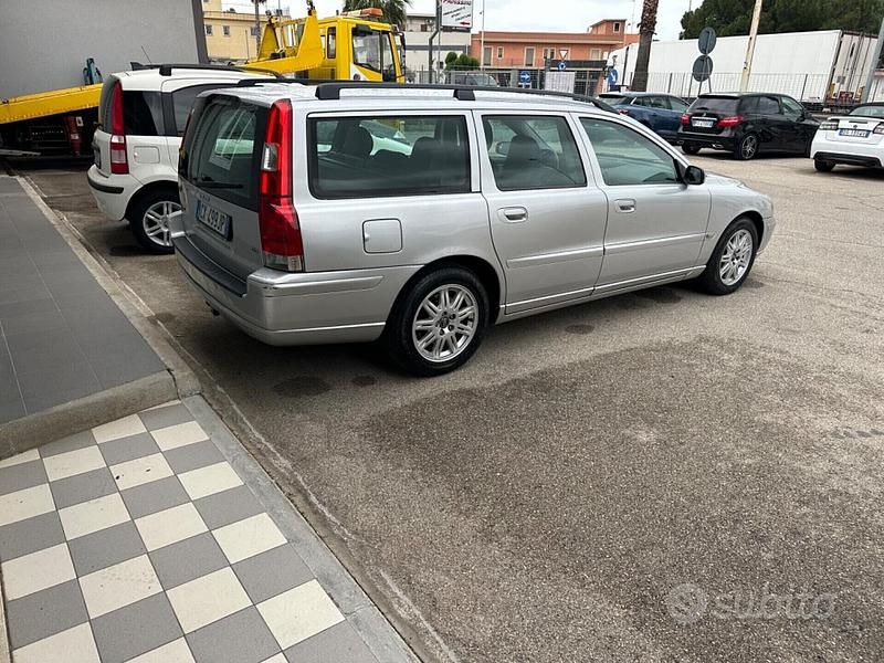 Usata Volvo V70 Momentum 163 CV (119 kW) 2005 Argento Station wagon