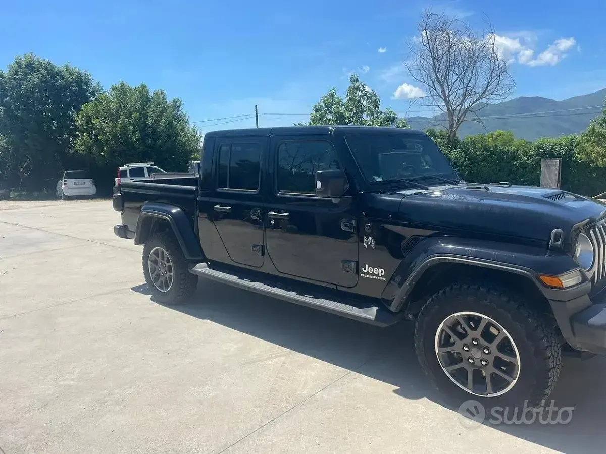 Usata Jeep Gladiator Overland 264 CV (194 kW) 2022 Nero Pick-up