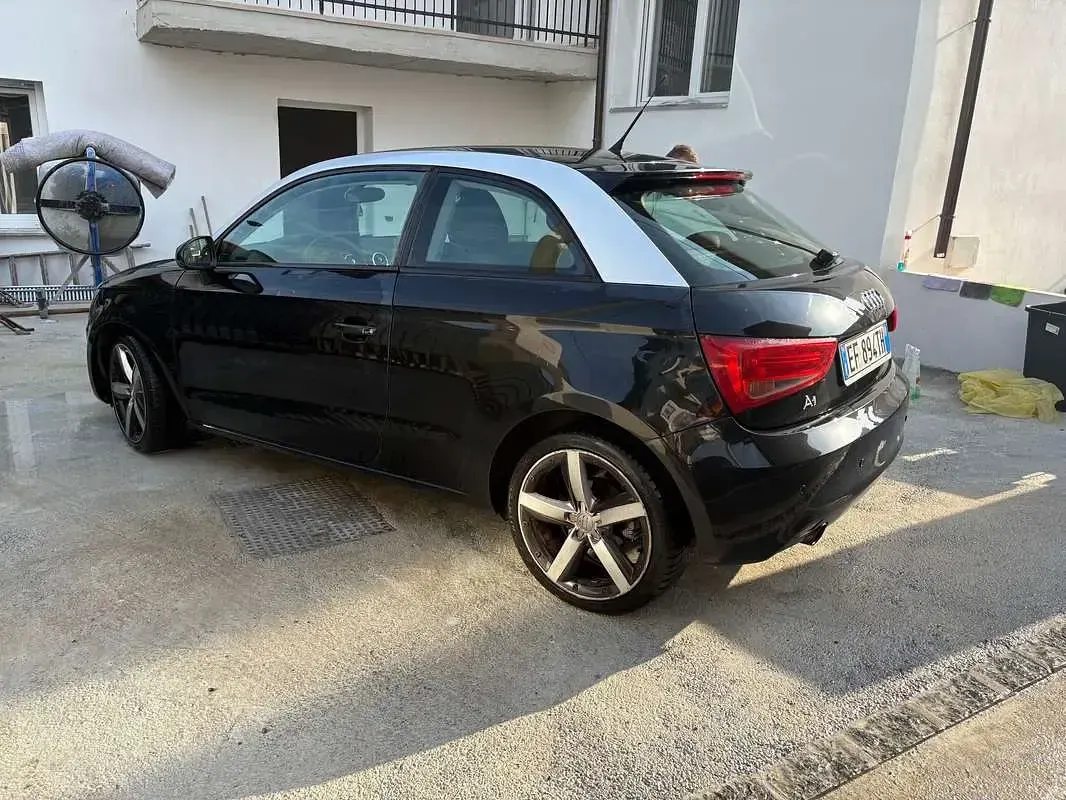 Usata Audi A1 Attraction 105 CV (77 kW) 2011 Nero Utilitaria