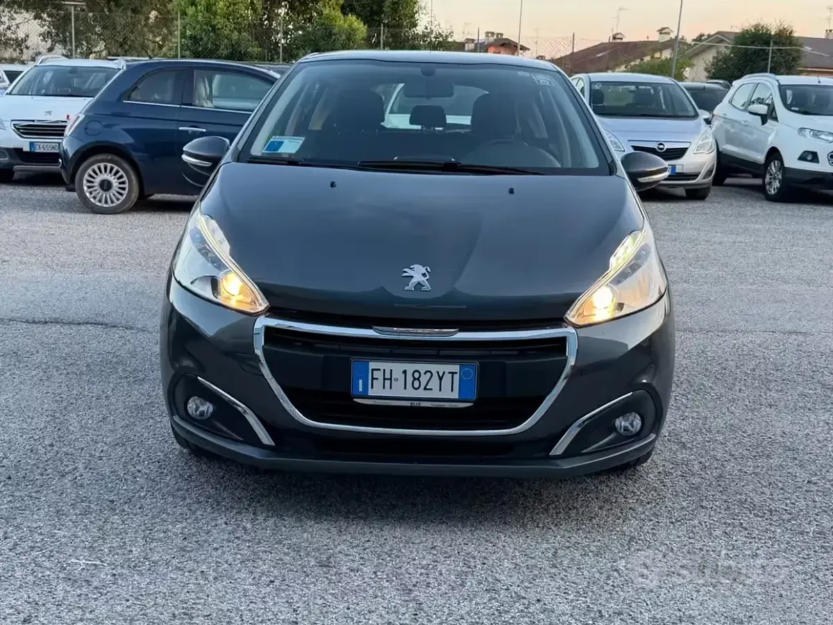 Usata Peugeot 208 Allure 82 CV (60 kW) 2017 Nero Utilitaria