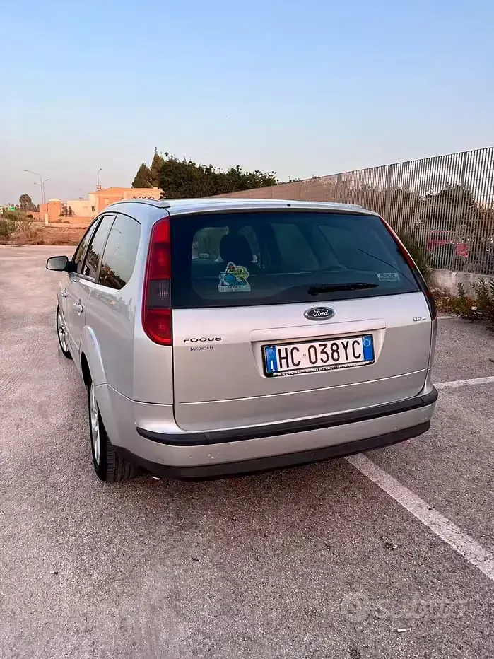 Usata Ford Focus 90 CV (66 kW) 2008 Grigio Station wagon