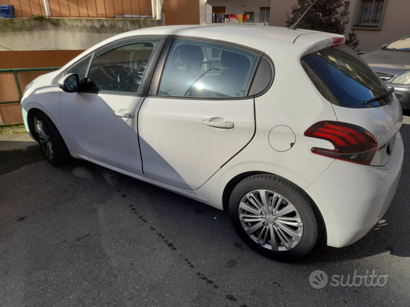 Usato 2016 Peugeot 208 1.2 Benzin 82 CV (8.900 €)