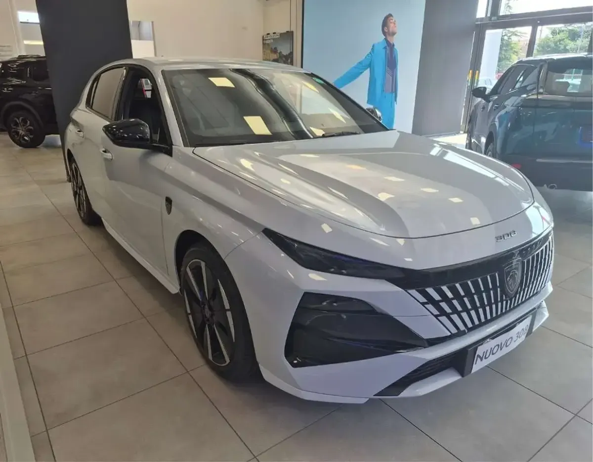 Nuova Peugeot e-308 GT 114 kW (156 CV) 2026 Bianco okenite Utilitaria