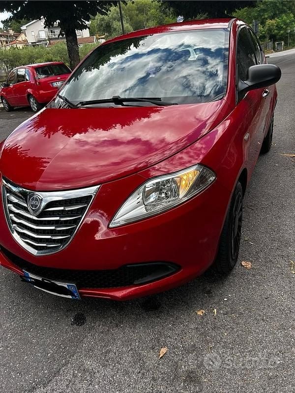 Usata Lancia Ypsilon 69 CV (50 kW) 2014 Rosso Utilitaria
