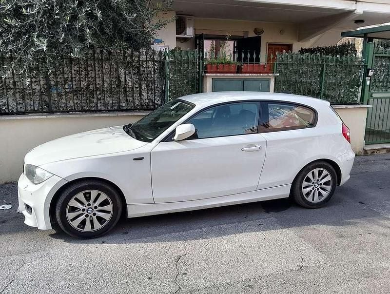 Bianco Usata 2010 BMW 116 Due volumi | 5800 € - Immagine 1/3